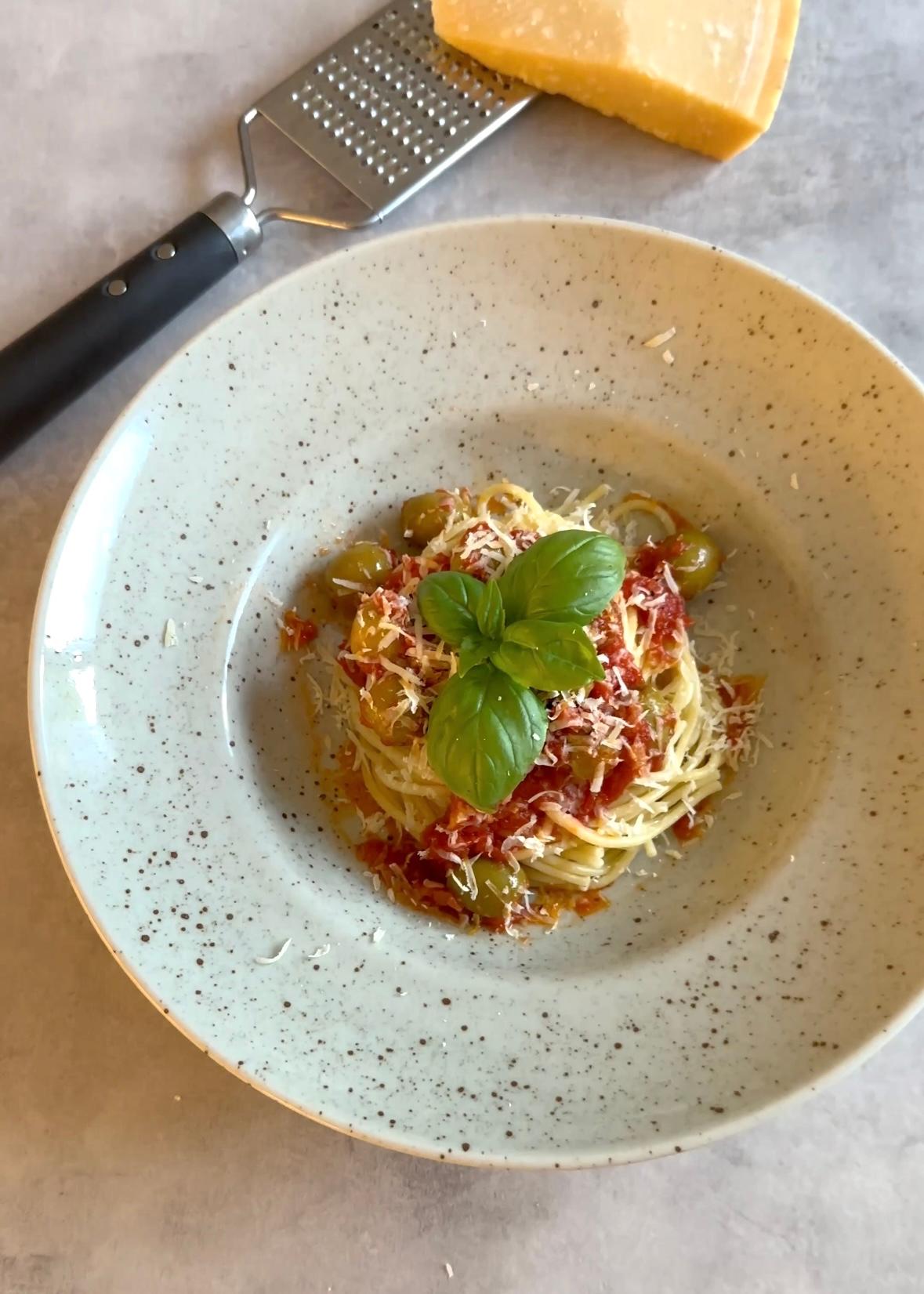 SPAGHETTI MED OLIVER, TOMAT OCH VITLÖK