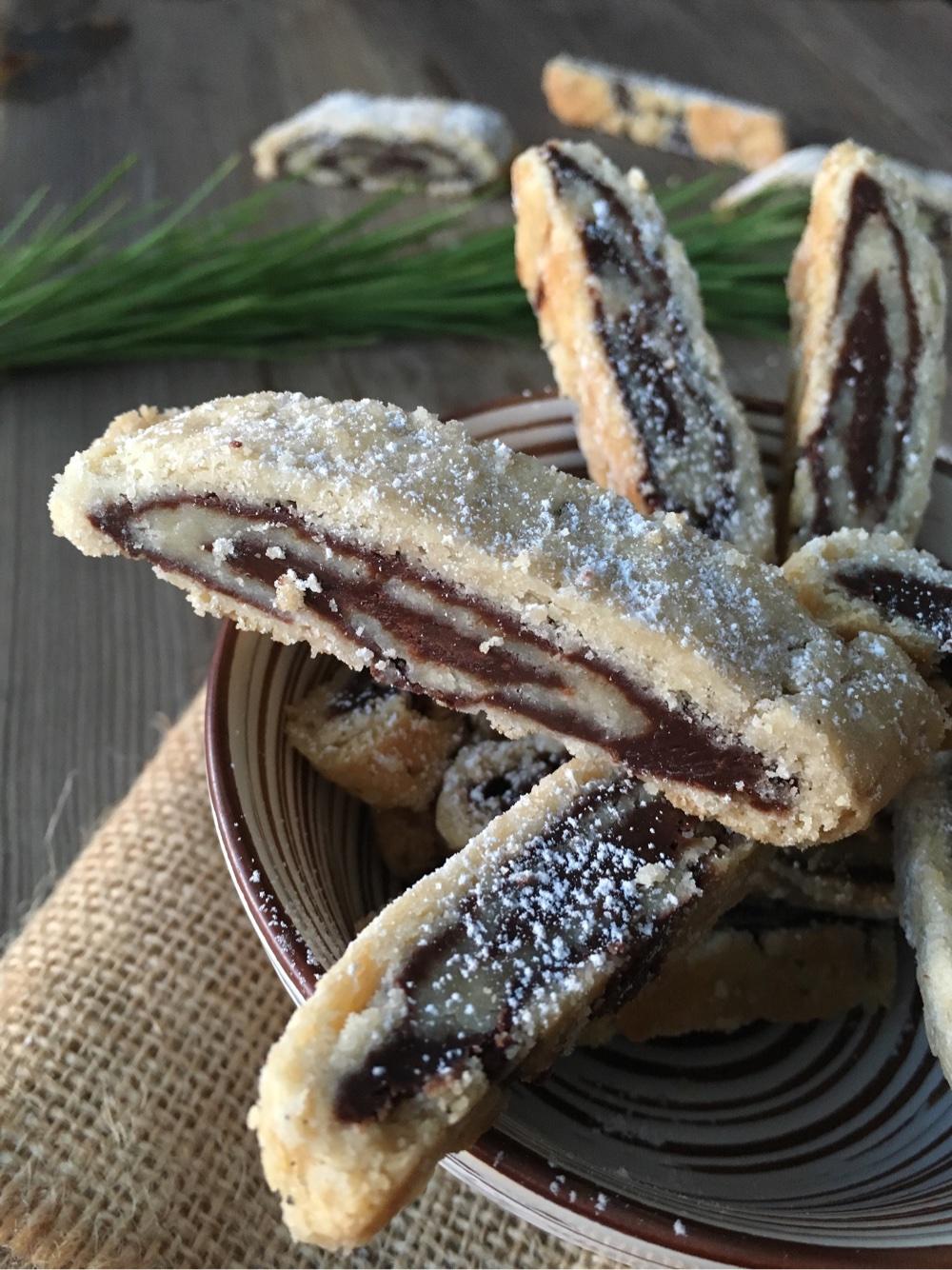 SPRÖDA KAKOR MED CHOKLADKOLAKRÄM