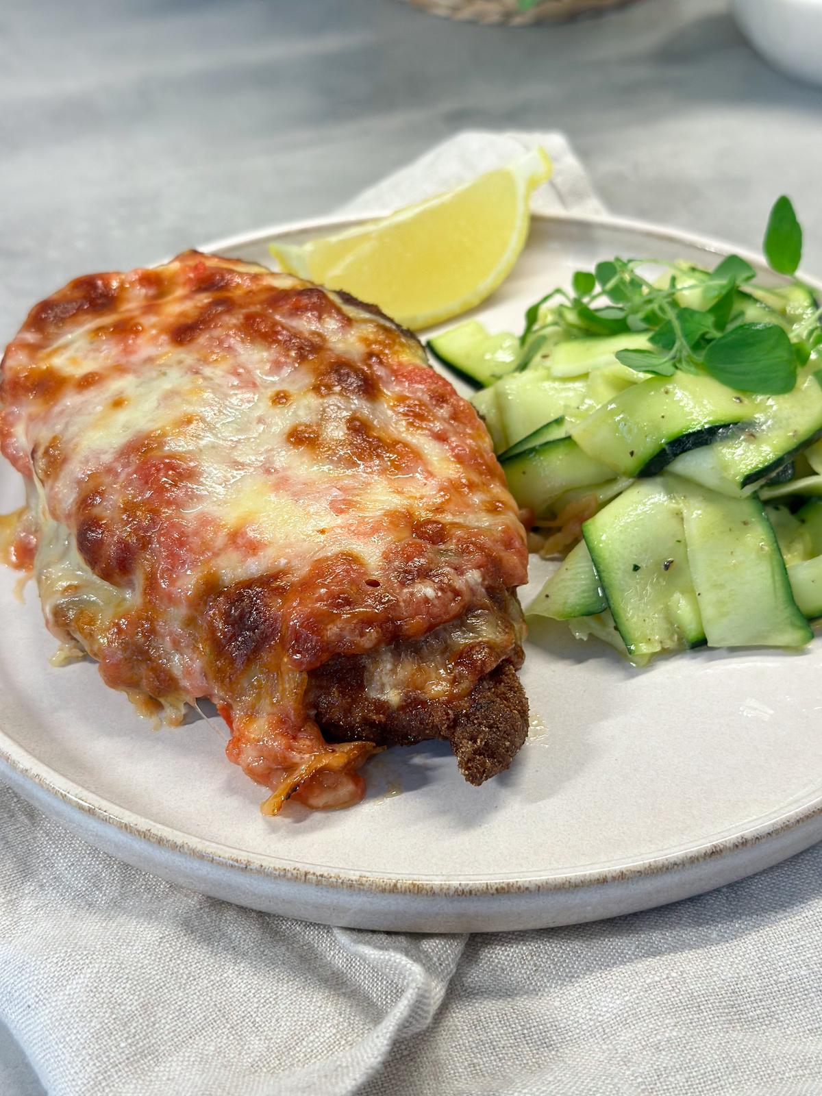 POLLO ALA PARMIGIANA MED ZUCCHINISALLAD