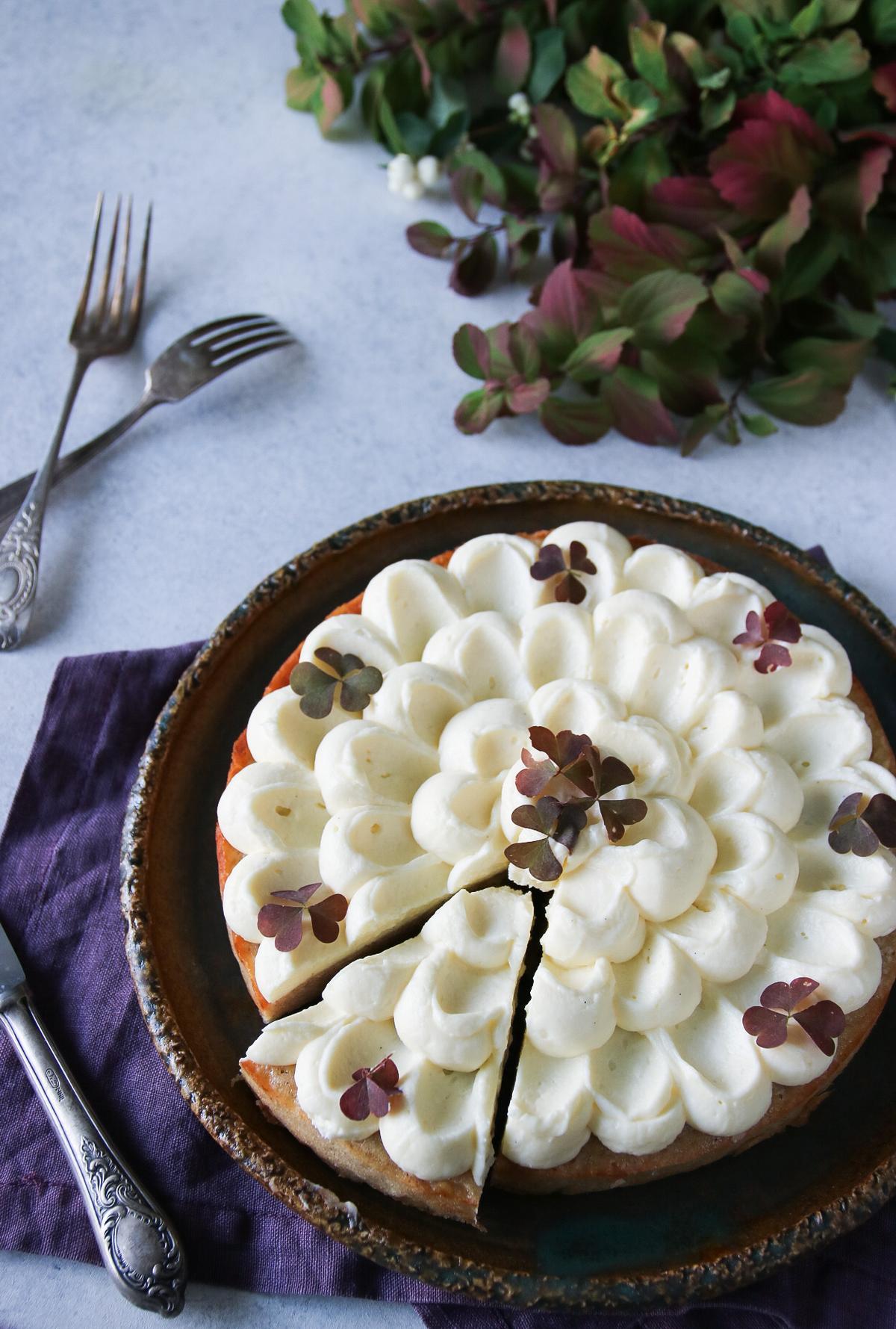 ÄPPELPAJKLADDKAKA MED FÄRSKOSTFROSTING