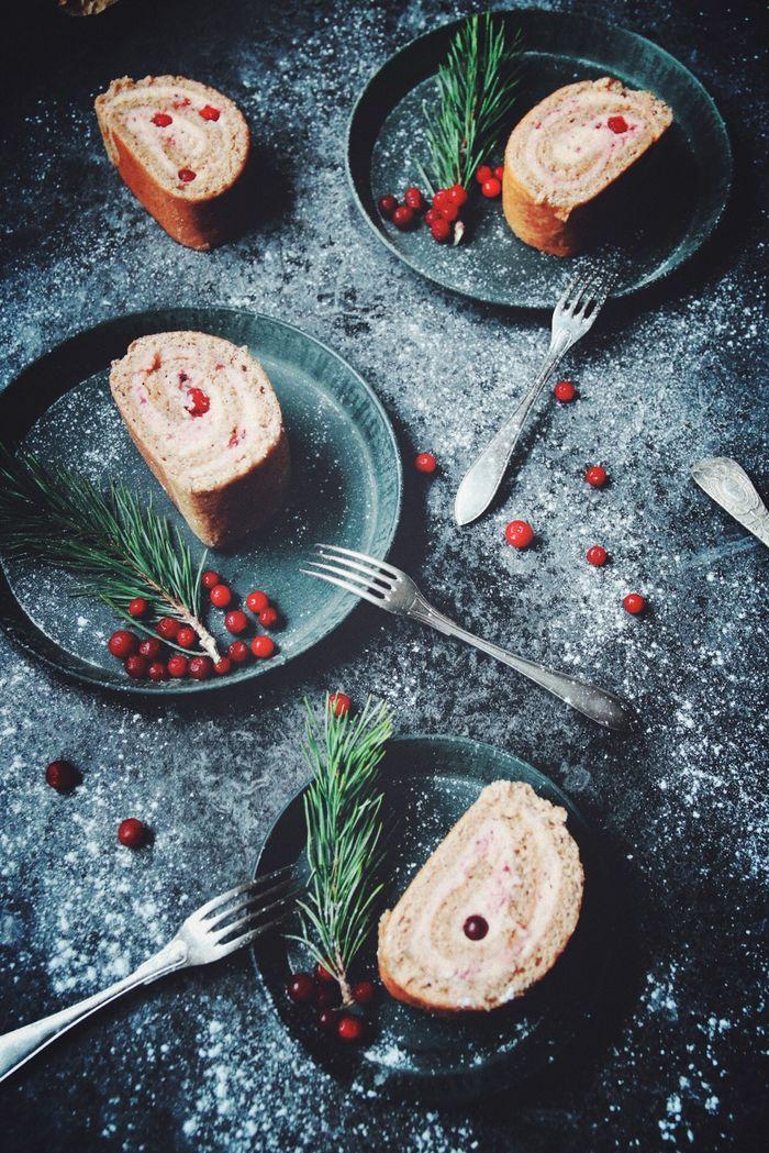 JULIG PEPPARKAKSRULLTÅRTA MED FÄRSKOSTKRÄM OCH LINGON