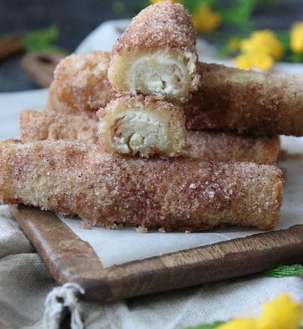 FÄRSKOSTFYLLDA CHURROS-ROLLS