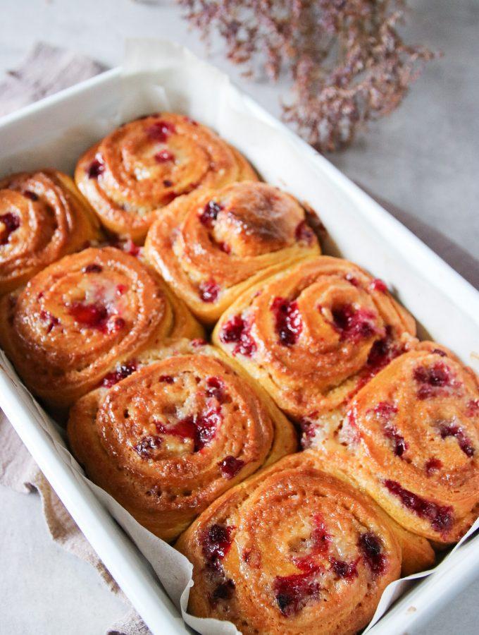 KNÅDFRIA SAFFRANSBULLAR MED LINGON OCH VIT CHOKLAD