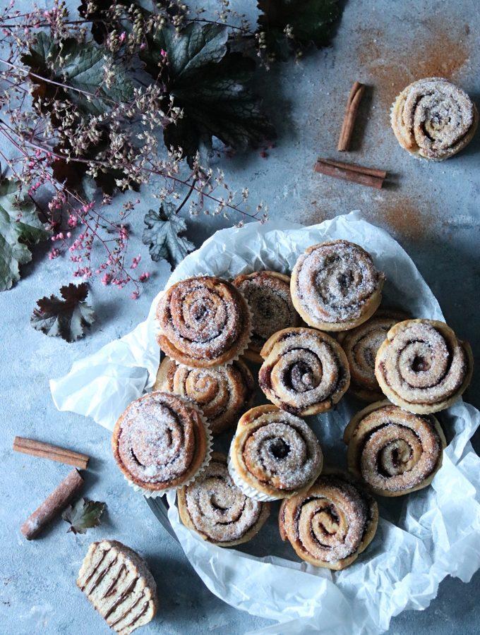 SAFTIGA KANELBULLAR MED KRÄMIG FYLLNING